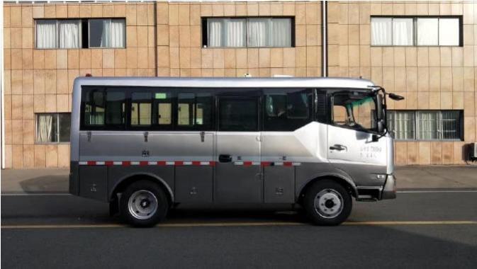 東風四驅森林越野運兵車